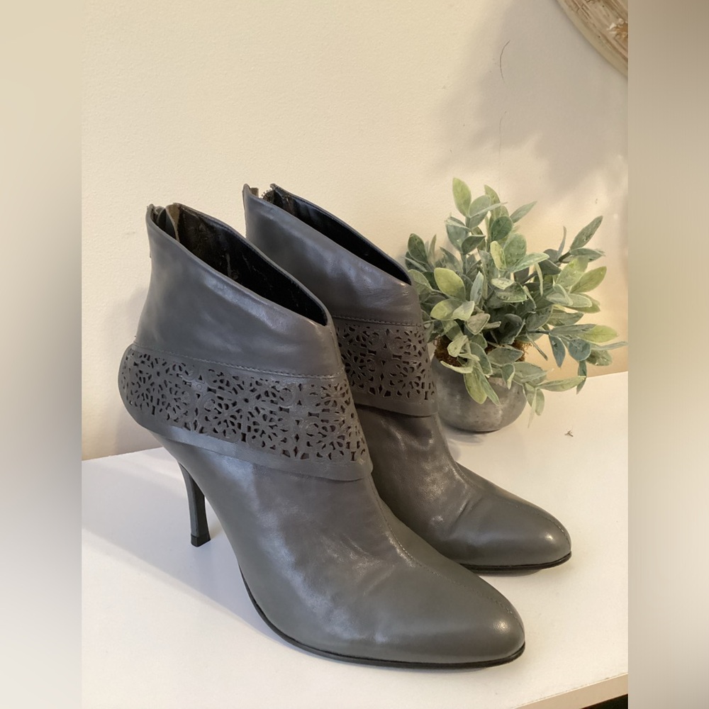 J Vincent Gray Heeled Boots with Intricate Cutouts Vintage Vince Camuto Sz 7